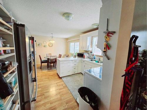 147 Mount Pleasant Drive, Camrose, AB - Indoor Photo Showing Kitchen