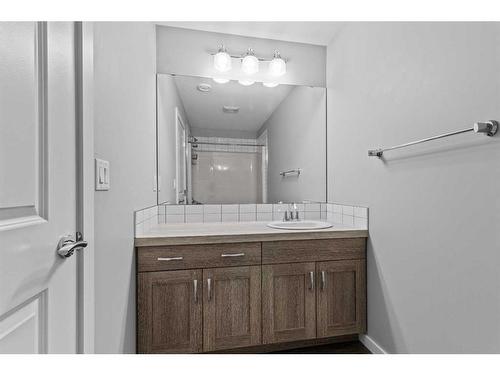 200-44 Reid Court, Sylvan Lake, AB - Indoor Photo Showing Bathroom