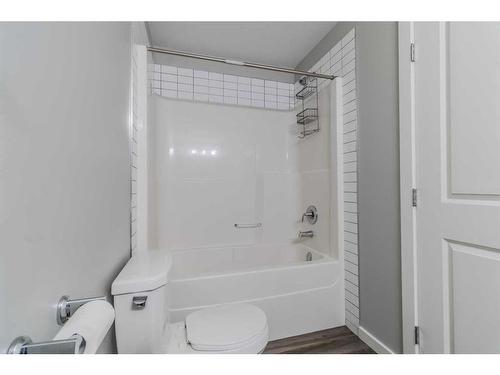 200-44 Reid Court, Sylvan Lake, AB - Indoor Photo Showing Bathroom