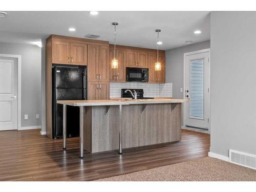 200-44 Reid Court, Sylvan Lake, AB - Indoor Photo Showing Kitchen