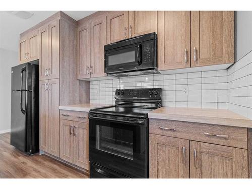 200-44 Reid Court, Sylvan Lake, AB - Indoor Photo Showing Kitchen