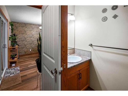 2506 Valleyview Drive, Camrose, AB - Indoor Photo Showing Bathroom