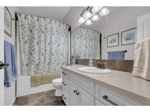 24 Lindsay Crescent, Sylvan Lake, AB - Indoor Photo Showing Bathroom