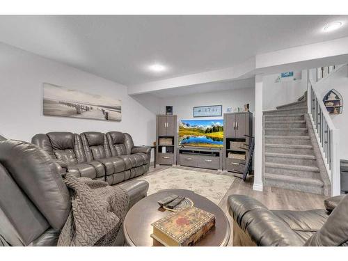 24 Lindsay Crescent, Sylvan Lake, AB - Indoor Photo Showing Living Room