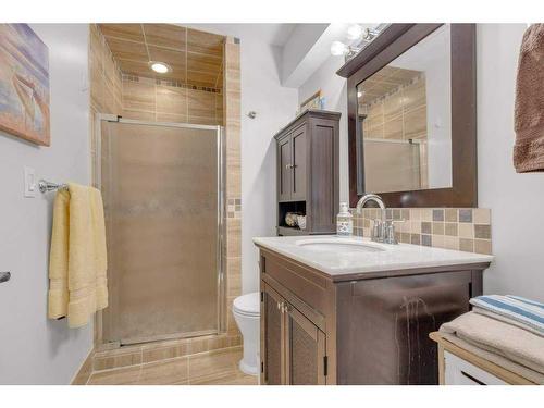 24 Lindsay Crescent, Sylvan Lake, AB - Indoor Photo Showing Bathroom