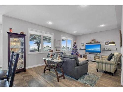 24 Lindsay Crescent, Sylvan Lake, AB - Indoor Photo Showing Living Room