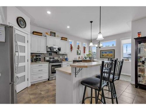 24 Lindsay Crescent, Sylvan Lake, AB - Indoor Photo Showing Kitchen