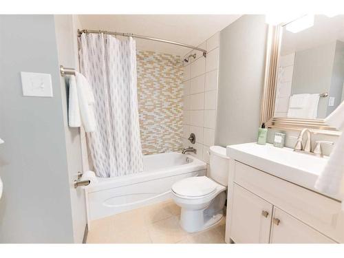 912-4902 37 Street, Red Deer, AB - Indoor Photo Showing Bathroom