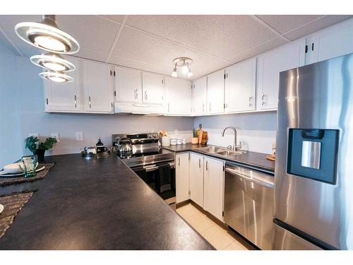 912-4902 37 Street, Red Deer, AB - Indoor Photo Showing Kitchen With Stainless Steel Kitchen With Double Sink