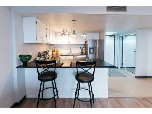 912-4902 37 Street, Red Deer, AB - Indoor Photo Showing Kitchen