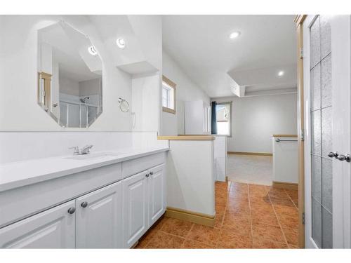 262 Addington Drive, Red Deer, AB - Indoor Photo Showing Bathroom