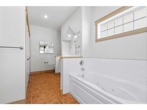 262 Addington Drive, Red Deer, AB - Indoor Photo Showing Bathroom