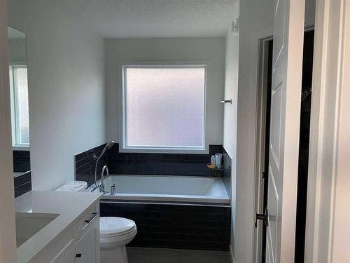 31 Creekside Grove Sw, Calgary, AB - Indoor Photo Showing Bathroom