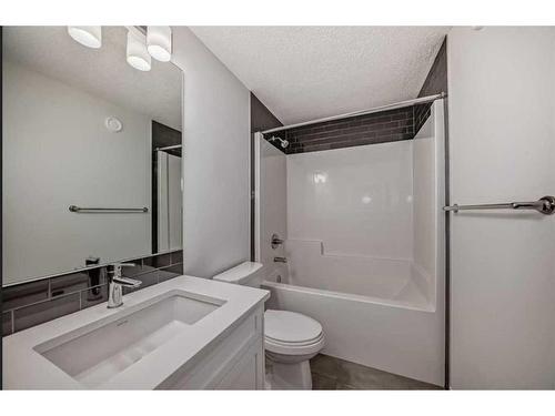 31 Creekside Grove Sw, Calgary, AB - Indoor Photo Showing Bathroom