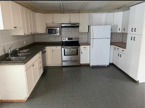 1 Selkirk Avenue, Hughenden, AB - Indoor Photo Showing Kitchen With Double Sink