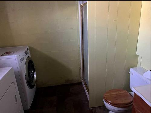 1 Selkirk Avenue, Hughenden, AB - Indoor Photo Showing Laundry Room