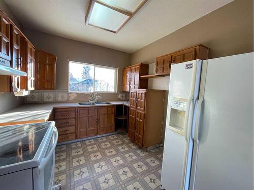 4912 51 Avenue, Alix, AB - Indoor Photo Showing Kitchen With Double Sink