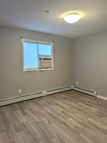 109-3 Broadway Rise, Sylvan Lake, AB - Indoor Photo Showing Other Room