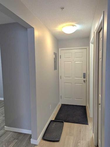 109-3 Broadway Rise, Sylvan Lake, AB - Indoor Photo Showing Other Room