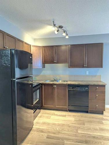 109-3 Broadway Rise, Sylvan Lake, AB - Indoor Photo Showing Kitchen