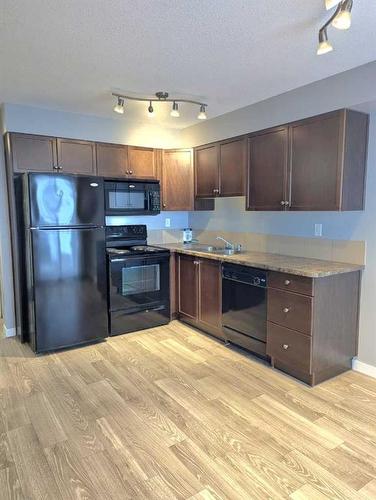 109-3 Broadway Rise, Sylvan Lake, AB - Indoor Photo Showing Kitchen With Double Sink