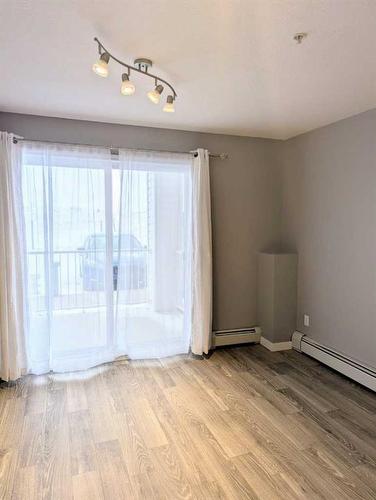 109-3 Broadway Rise, Sylvan Lake, AB - Indoor Photo Showing Other Room