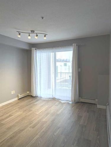 109-3 Broadway Rise, Sylvan Lake, AB - Indoor Photo Showing Other Room