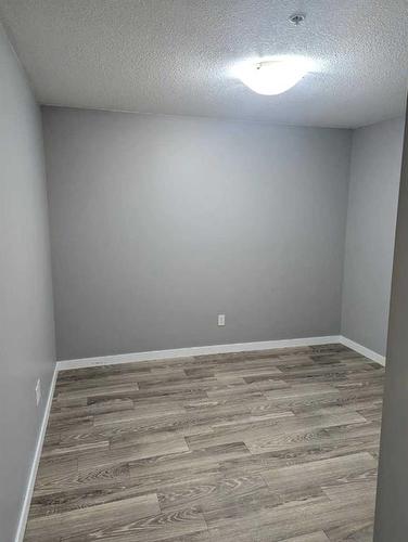 109-3 Broadway Rise, Sylvan Lake, AB - Indoor Photo Showing Other Room