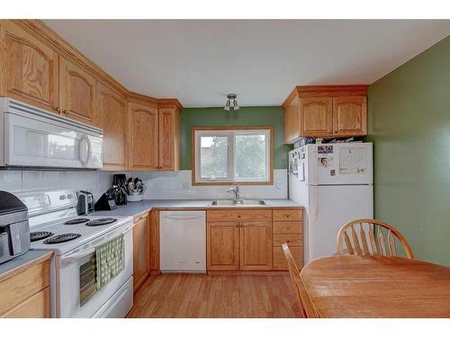 533 2Nd Avenue, Elnora, AB - Indoor Photo Showing Kitchen With Double Sink