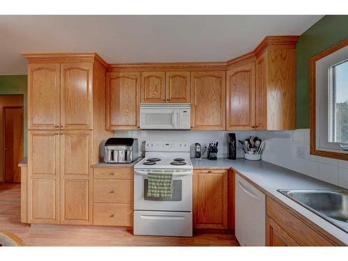 533 2Nd Avenue, Elnora, AB - Indoor Photo Showing Kitchen