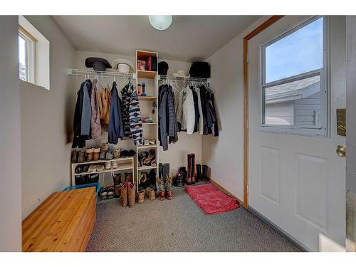 533 2Nd Avenue, Elnora, AB - Indoor With Storage