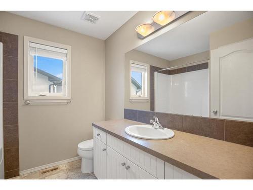 21 Pinetree Close, Blackfalds, AB - Indoor Photo Showing Bathroom