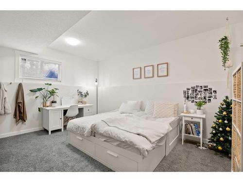 67 Ponderosa Avenue, Blackfalds, AB - Indoor Photo Showing Bedroom