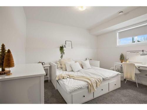 67 Ponderosa Avenue, Blackfalds, AB - Indoor Photo Showing Bedroom