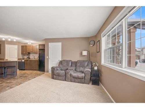 1013-31 Jamieson Avenue, Red Deer, AB - Indoor Photo Showing Living Room