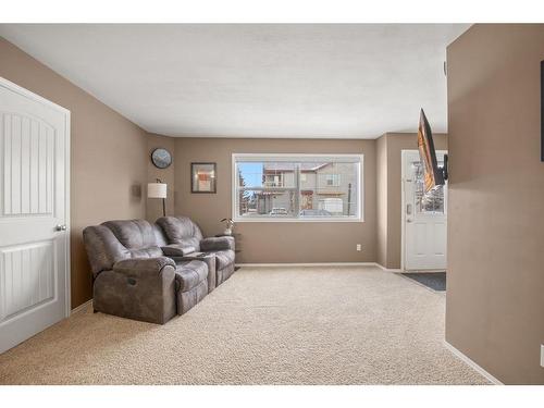 1013-31 Jamieson Avenue, Red Deer, AB - Indoor Photo Showing Living Room