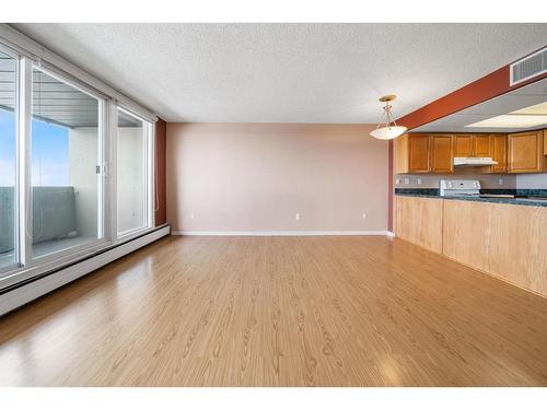 1108-4902 37 Street, Red Deer, AB - Indoor Photo Showing Kitchen