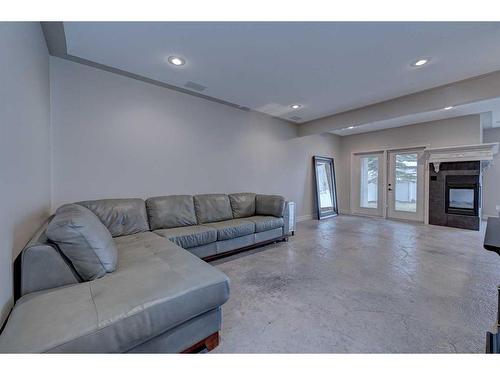 186 Alberts Close, Red Deer, AB - Indoor Photo Showing Living Room