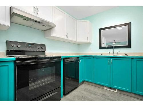 2-802 1 Street Nw, Sundre, AB - Indoor Photo Showing Kitchen