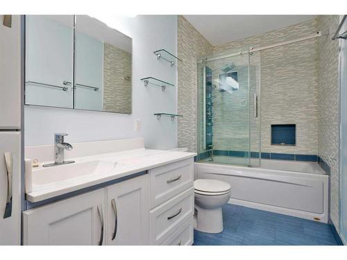 2-802 1 Street Nw, Sundre, AB - Indoor Photo Showing Bathroom