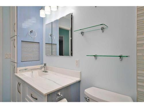 2-802 1 Street Nw, Sundre, AB - Indoor Photo Showing Bathroom