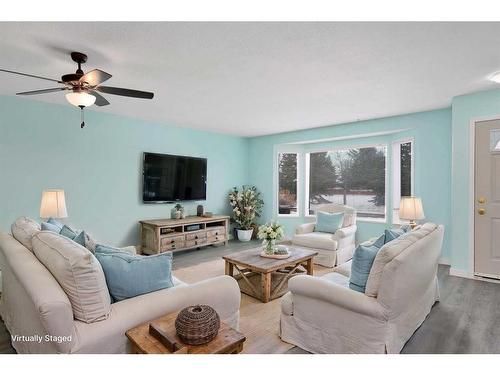 2-802 1 Street Nw, Sundre, AB - Indoor Photo Showing Living Room