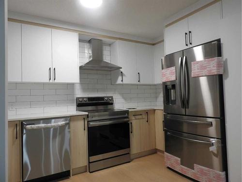 3305 44A Avenue, Red Deer, AB - Indoor Photo Showing Kitchen With Stainless Steel Kitchen