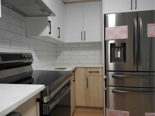 3305 44A Avenue, Red Deer, AB - Indoor Photo Showing Kitchen With Stainless Steel Kitchen