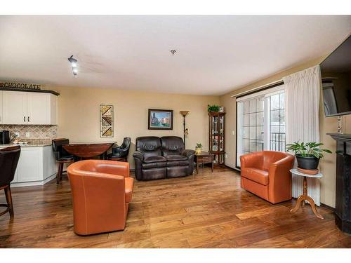 102-3515 49 Avenue, Red Deer, AB - Indoor Photo Showing Living Room