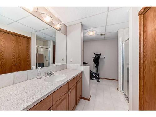 68 Payne Close, Red Deer, AB - Indoor Photo Showing Bathroom