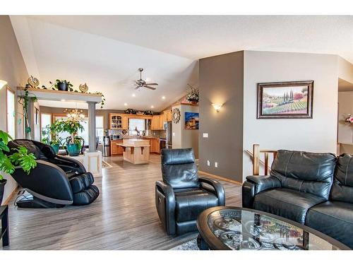 13 Leung Close, Red Deer, AB - Indoor Photo Showing Living Room