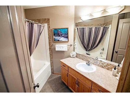 13 Leung Close, Red Deer, AB - Indoor Photo Showing Bathroom