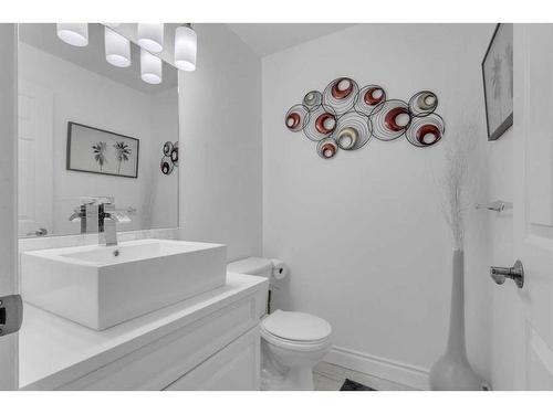 38 Fieldstone, Sylvan Lake, AB - Indoor Photo Showing Bathroom