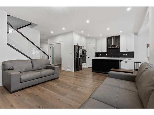 1090 Christie Vista Sw, Edmonton, AB - Indoor Photo Showing Living Room